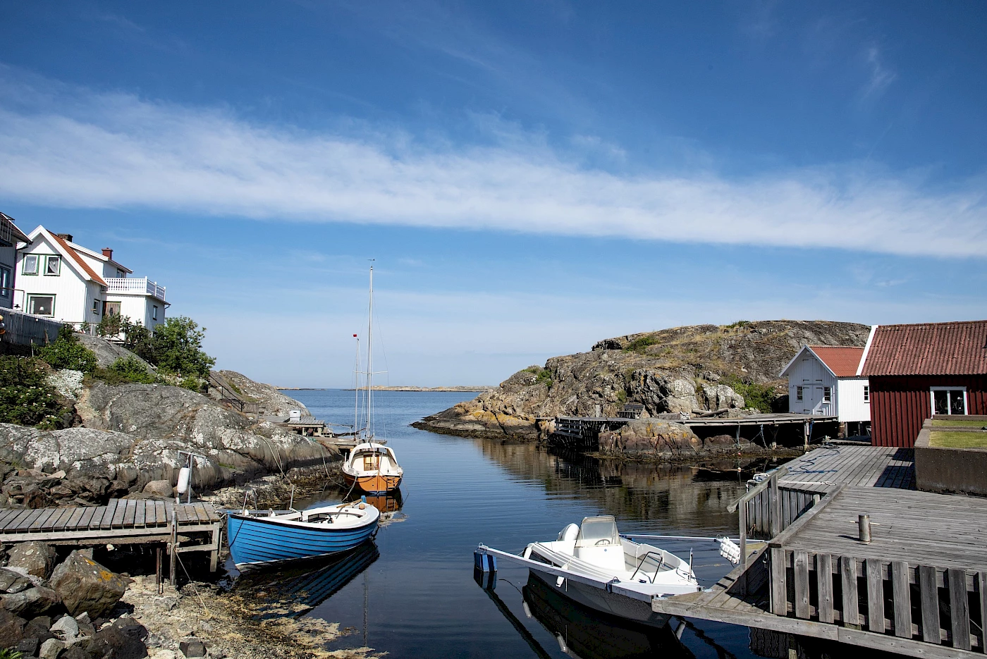 Hallin Löfgren Juristbyrå - En småbåtshamn i skärgården med en blå himmel.